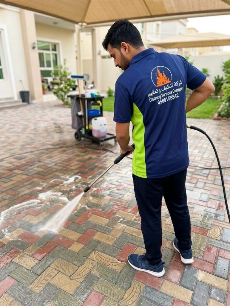 عامل يكوم بغسيل الانتر لوك بضغط المياه غسيل الحوش في رأس الخيمة